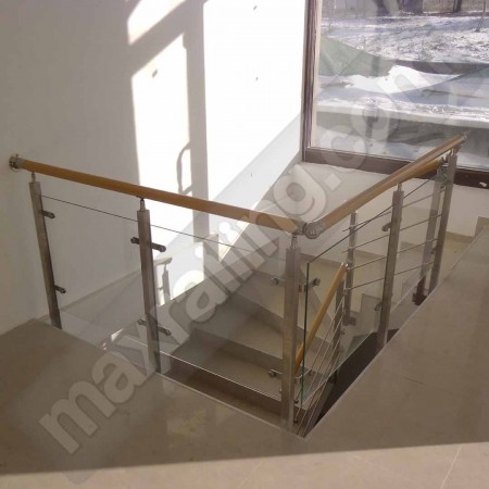 Парапет за стълби